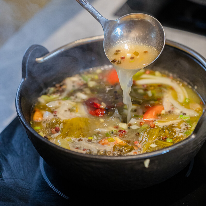 高雄市鼓山區高雄美食 – 狂一鍋 x 特惠午餐299起，品嚐台式火鍋佳餚與獨家酸菜魚鍋，享受蔬食與甜品無限供應」