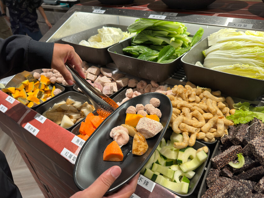 高雄市鼓山區高雄美食 – 狂一鍋 x 特惠午餐299起，品嚐台式火鍋佳餚與獨家酸菜魚鍋，享受蔬食與甜品無限供應」