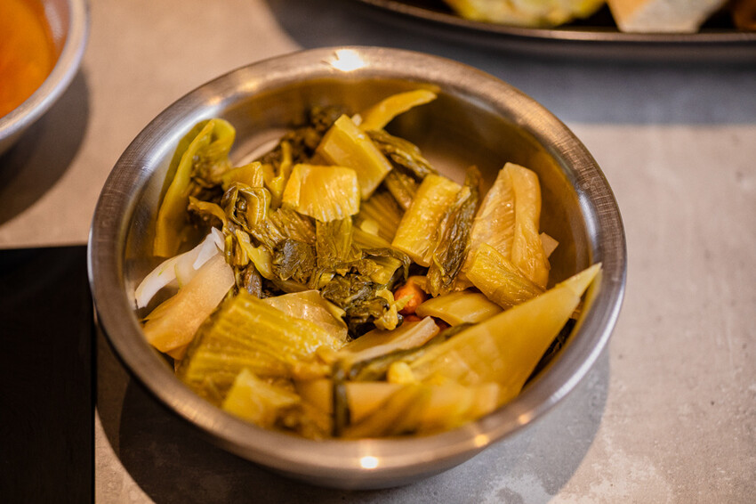 高雄市鼓山區高雄美食 – 狂一鍋 x 特惠午餐299起，品嚐台式火鍋佳餚與獨家酸菜魚鍋，享受蔬食與甜品無限供應」