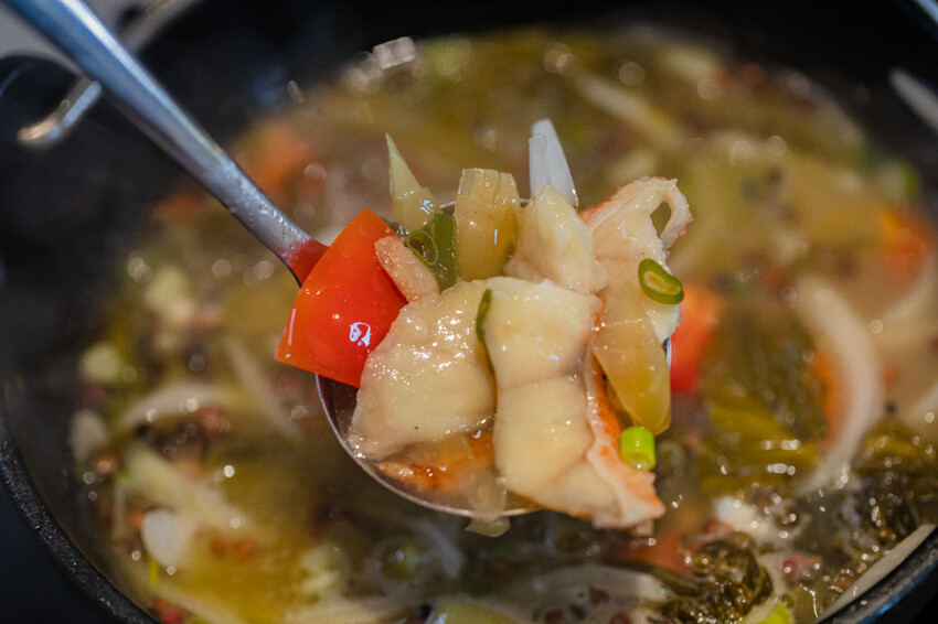 高雄市鼓山區高雄美食 – 狂一鍋 x 特惠午餐299起，品嚐台式火鍋佳餚與獨家酸菜魚鍋，享受蔬食與甜品無限供應」