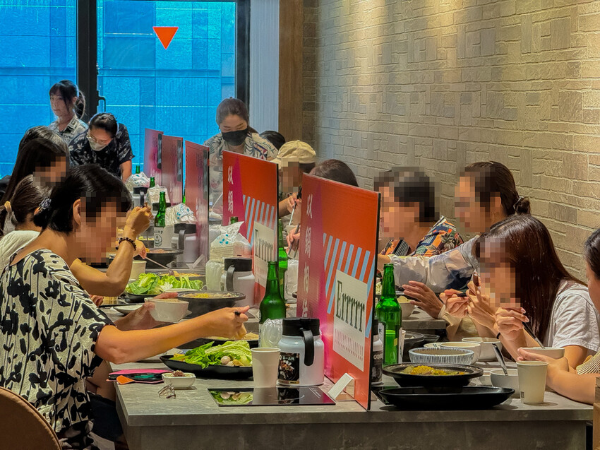 高雄市鼓山區高雄美食 – 狂一鍋 x 特惠午餐299起，品嚐台式火鍋佳餚與獨家酸菜魚鍋，享受蔬食與甜品無限供應」