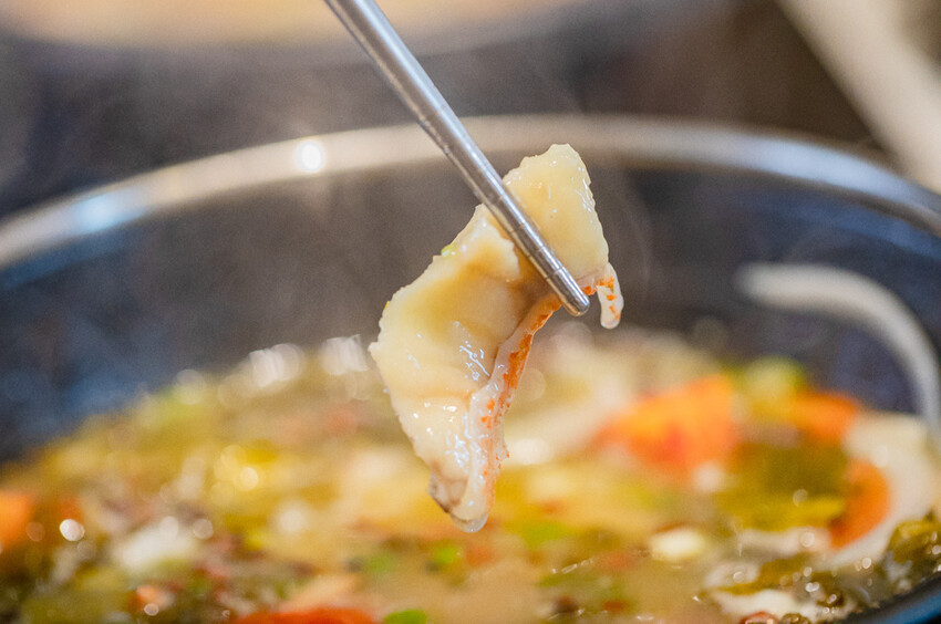 高雄市鼓山區高雄美食 – 狂一鍋 x 特惠午餐299起，品嚐台式火鍋佳餚與獨家酸菜魚鍋，享受蔬食與甜品無限供應」