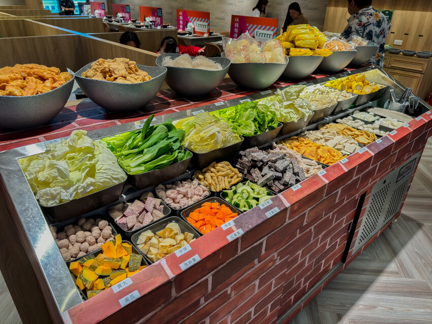 高雄市鼓山區高雄美食 – 狂一鍋 x 特惠午餐299起，品嚐台式火鍋佳餚與獨家酸菜魚鍋，享受蔬食與甜品無限供應」