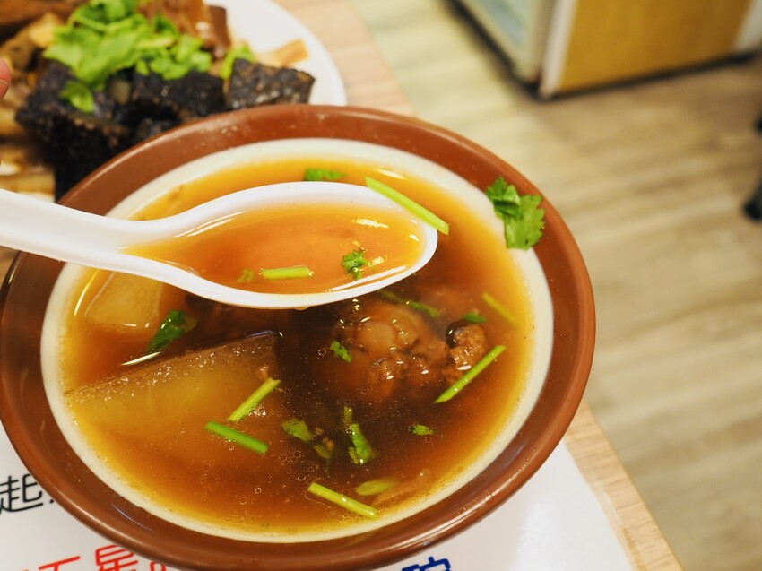 新北市新莊區新莊滷肉飯 大塊ㄟ魯肉飯 一吃就上癮的傳統小吃 新莊廟街夜市慈祐宮旁