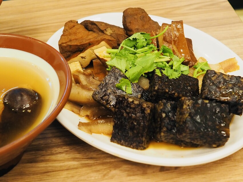 新北市新莊區新莊滷肉飯 大塊ㄟ魯肉飯 一吃就上癮的傳統小吃 新莊廟街夜市慈祐宮旁