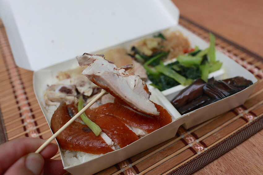 台南市安南區吃。台南市｜安南區。「孟饗雞雞肉店」隱身在安南區美味雞肉便當，早上六點開門白斬雞經常提銷售一空「孟饗