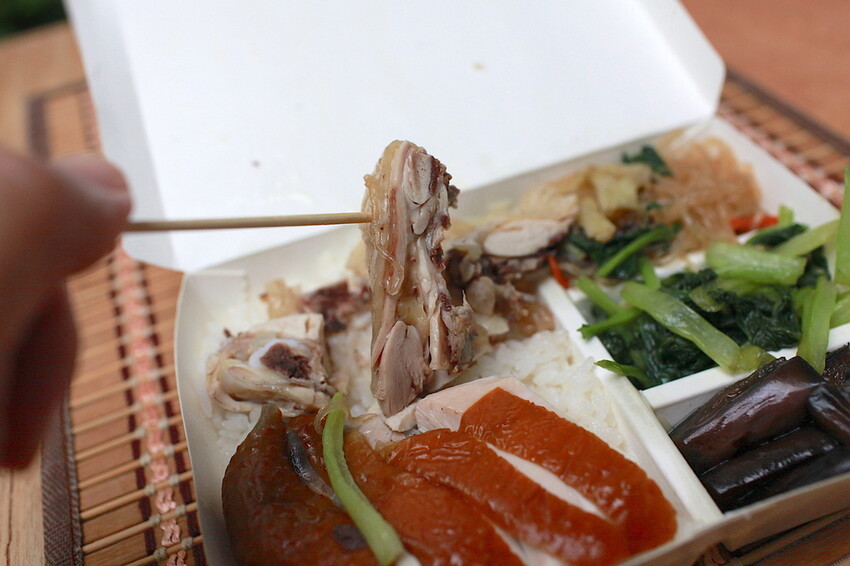 台南市安南區吃。台南市｜安南區。「孟饗雞雞肉店」隱身在安南區美味雞肉便當，早上六點開門白斬雞經常提銷售一空「孟饗