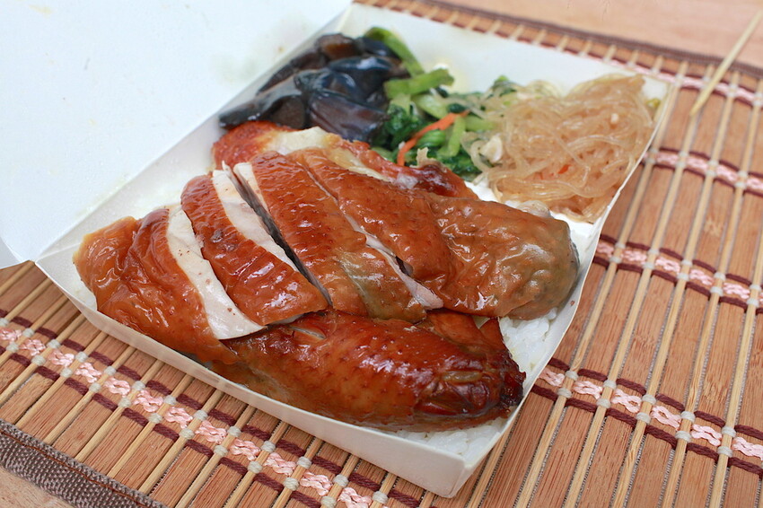 台南市安南區吃。台南市｜安南區。「孟饗雞雞肉店」隱身在安南區美味雞肉便當，早上六點開門白斬雞經常提銷售一空「孟饗