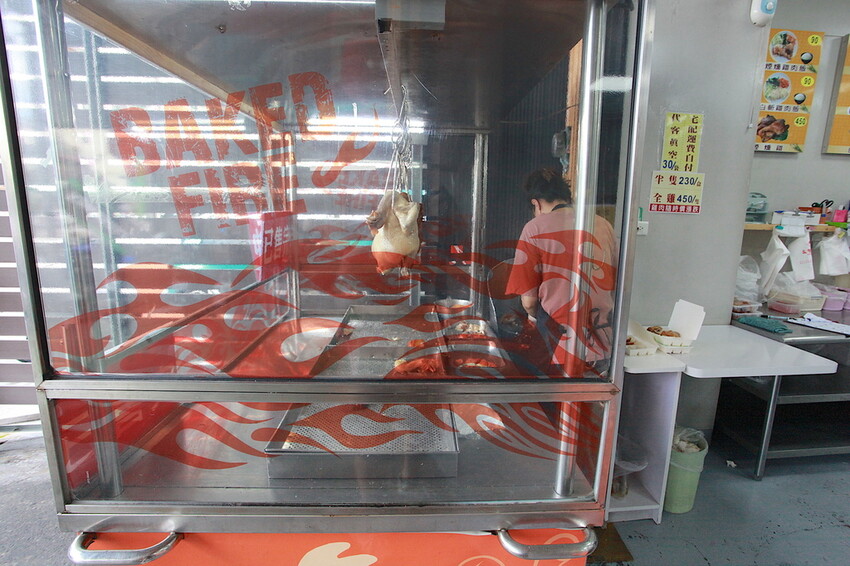 台南市安南區吃。台南市｜安南區。「孟饗雞雞肉店」隱身在安南區美味雞肉便當，早上六點開門白斬雞經常提銷售一空「孟饗