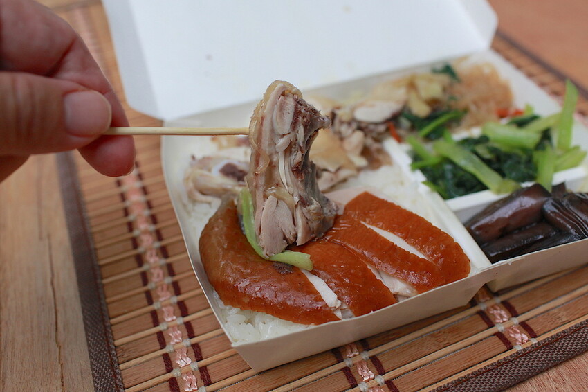 台南市安南區吃。台南市｜安南區。「孟饗雞雞肉店」隱身在安南區美味雞肉便當，早上六點開門白斬雞經常提銷售一空「孟饗