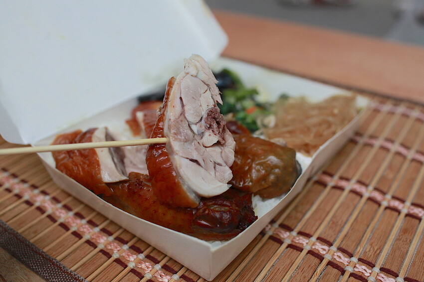 台南市安南區吃。台南市｜安南區。「孟饗雞雞肉店」隱身在安南區美味雞肉便當，早上六點開門白斬雞經常提銷售一空「孟饗