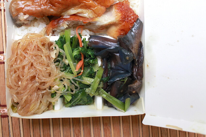 台南市安南區吃。台南市｜安南區。「孟饗雞雞肉店」隱身在安南區美味雞肉便當，早上六點開門白斬雞經常提銷售一空「孟饗