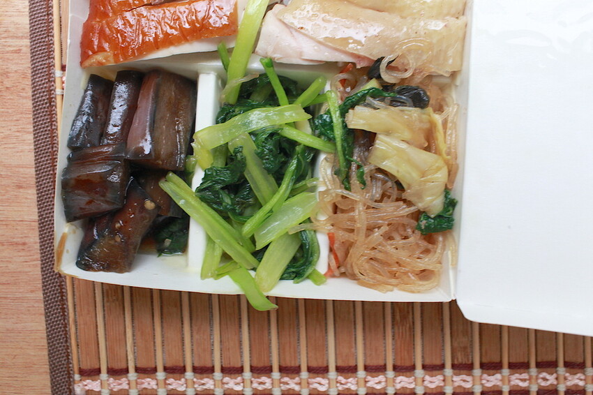 台南市安南區吃。台南市｜安南區。「孟饗雞雞肉店」隱身在安南區美味雞肉便當，早上六點開門白斬雞經常提銷售一空「孟饗