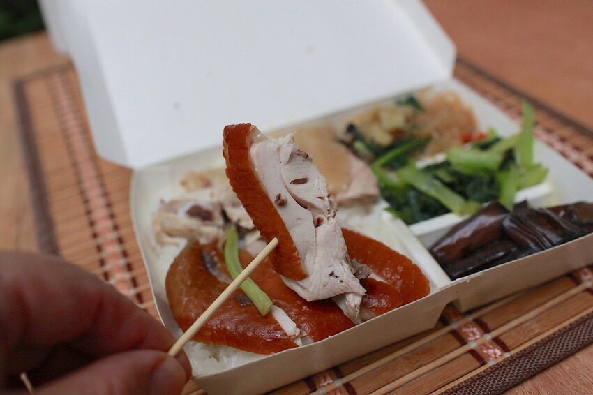 台南市安南區吃。台南市｜安南區。「孟饗雞雞肉店」隱身在安南區美味雞肉便當，早上六點開門白斬雞經常提銷售一空「孟饗