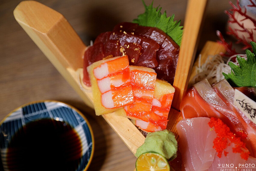 台中市中區秒飛日本 超狂給料不手軟！CP值爆表浮誇系海鮮日料｜小鮨事日本料理(台中日本料理)