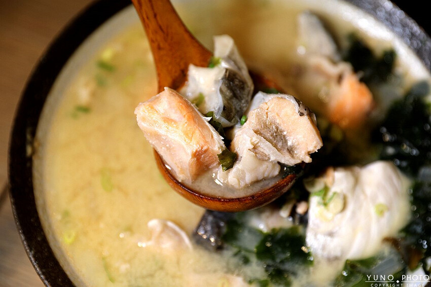 台中市中區秒飛日本 超狂給料不手軟！CP值爆表浮誇系海鮮日料｜小鮨事日本料理(台中日本料理)