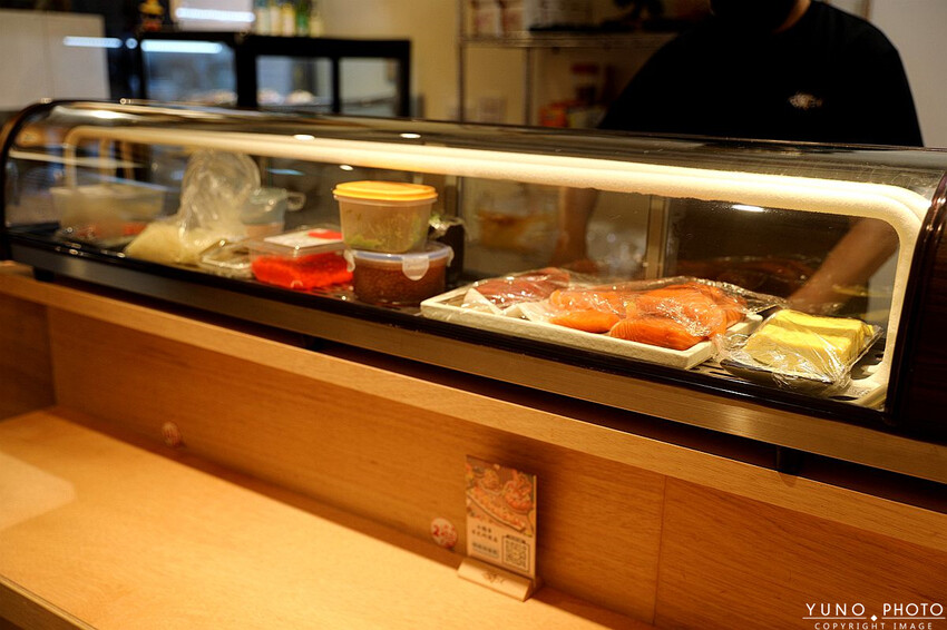 台中市中區秒飛日本 超狂給料不手軟！CP值爆表浮誇系海鮮日料｜小鮨事日本料理(台中日本料理)