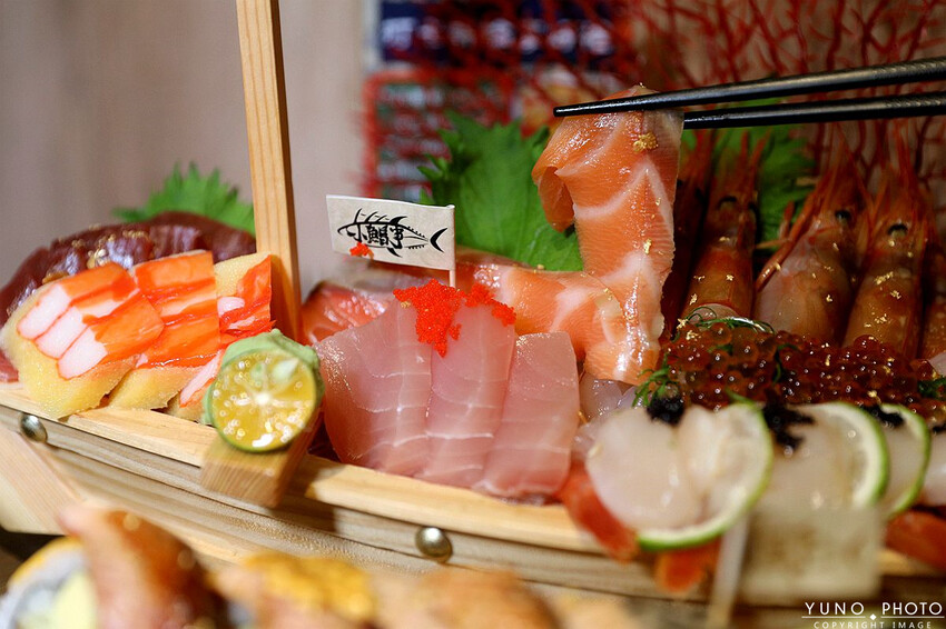 台中市中區秒飛日本 超狂給料不手軟！CP值爆表浮誇系海鮮日料｜小鮨事日本料理(台中日本料理)