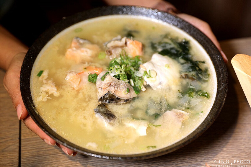 台中市中區秒飛日本 超狂給料不手軟！CP值爆表浮誇系海鮮日料｜小鮨事日本料理(台中日本料理)