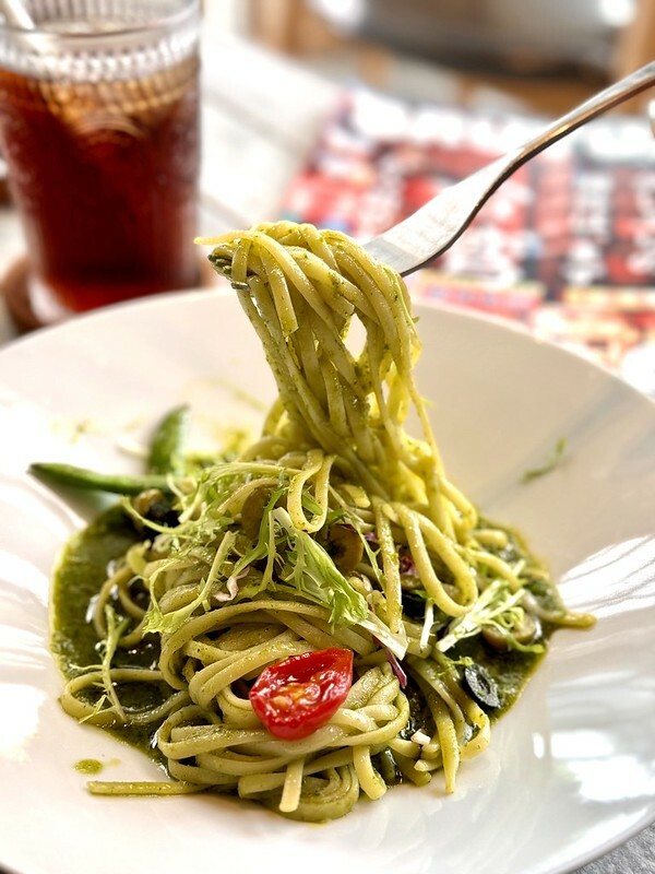 桃園市楊梅區桃園｜楊梅美食｜萃99’Caffee 楊梅火車鐵道旁的網美咖啡館；除了是咖啡館，原來也是個售屋中心呀！！（楊梅