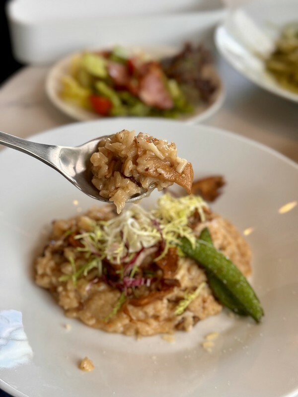 桃園市楊梅區桃園｜楊梅美食｜萃99’Caffee 楊梅火車鐵道旁的網美咖啡館；除了是咖啡館，原來也是個售屋中心呀！！（楊梅