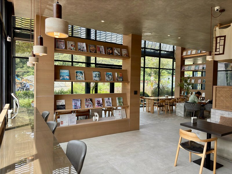 桃園市楊梅區桃園｜楊梅美食｜萃99’Caffee 楊梅火車鐵道旁的網美咖啡館；除了是咖啡館，原來也是個售屋中心呀！！（楊梅