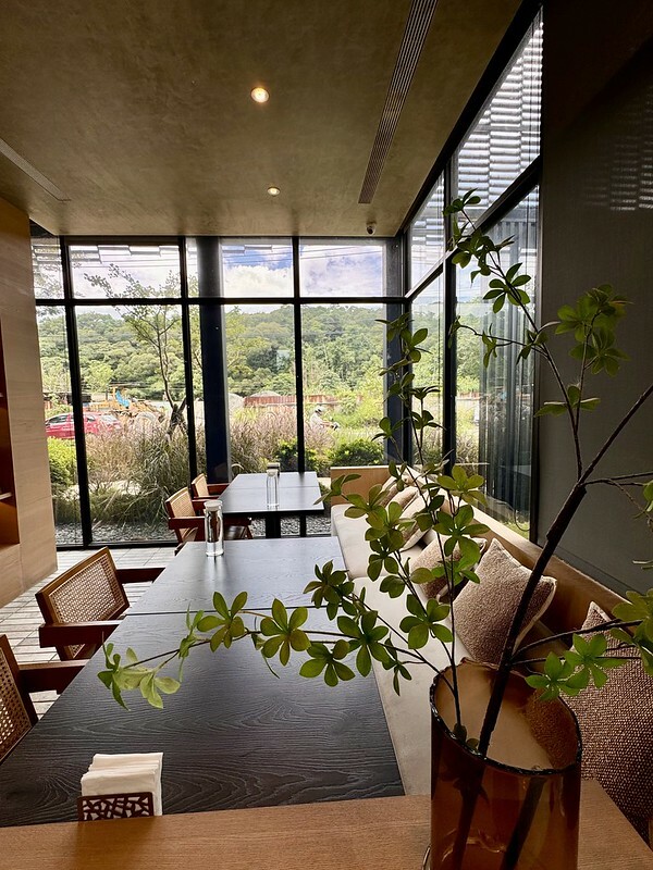 桃園市楊梅區桃園｜楊梅美食｜萃99’Caffee 楊梅火車鐵道旁的網美咖啡館；除了是咖啡館，原來也是個售屋中心呀！！（楊梅