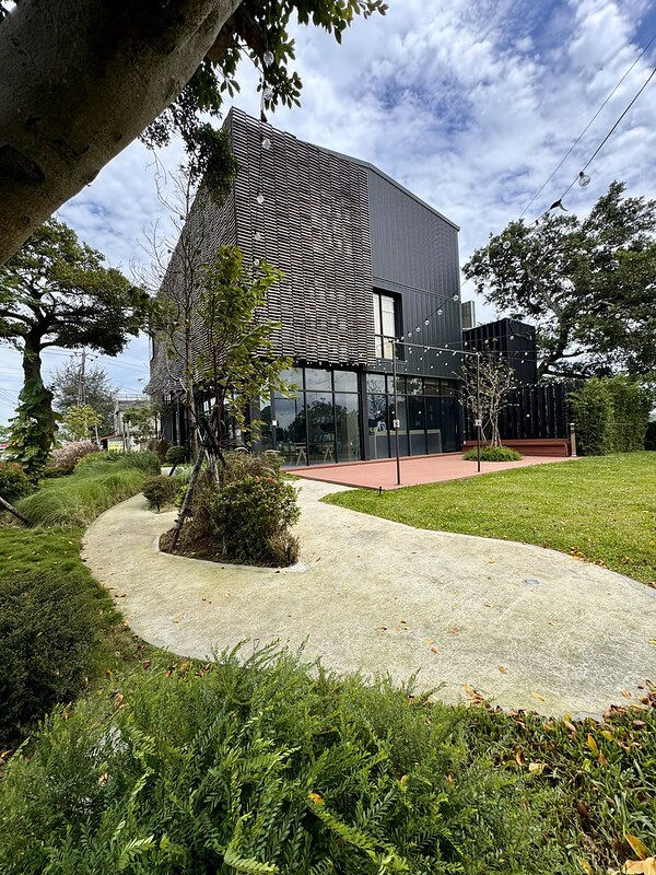 桃園市楊梅區桃園｜楊梅美食｜萃99’Caffee 楊梅火車鐵道旁的網美咖啡館；除了是咖啡館，原來也是個售屋中心呀！！（楊梅