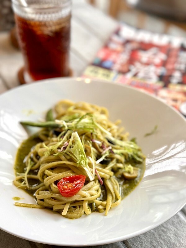 桃園市楊梅區桃園｜楊梅美食｜萃99’Caffee 楊梅火車鐵道旁的網美咖啡館；除了是咖啡館，原來也是個售屋中心呀！！（楊梅