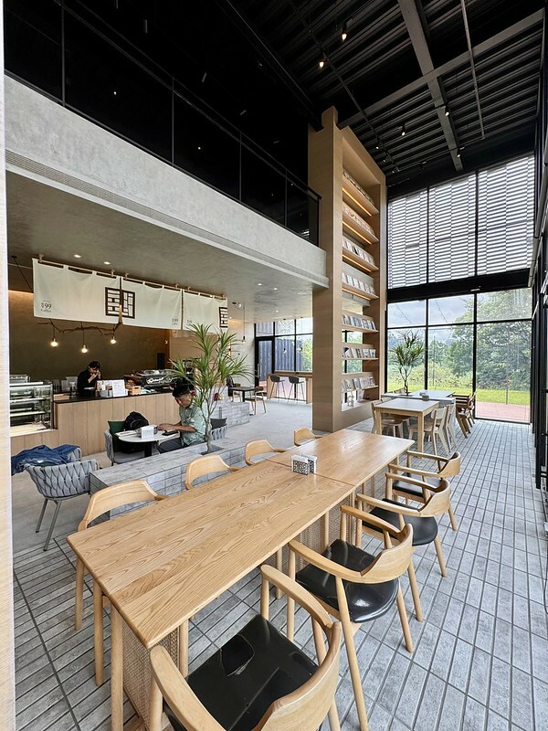 桃園市楊梅區桃園｜楊梅美食｜萃99’Caffee 楊梅火車鐵道旁的網美咖啡館；除了是咖啡館，原來也是個售屋中心呀！！（楊梅