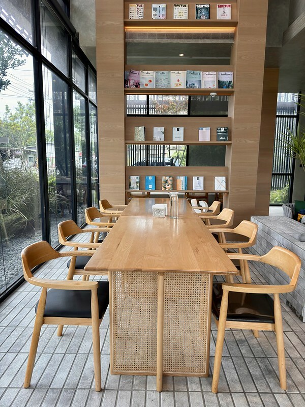 桃園市楊梅區桃園｜楊梅美食｜萃99’Caffee 楊梅火車鐵道旁的網美咖啡館；除了是咖啡館，原來也是個售屋中心呀！！（楊梅