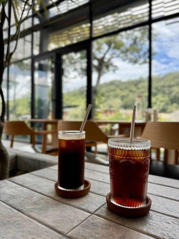 桃園市楊梅區桃園｜楊梅美食｜萃99’Caffee 楊梅火車鐵道旁的網美咖啡館；除了是咖啡館，原來也是個售屋中心呀！！（楊梅