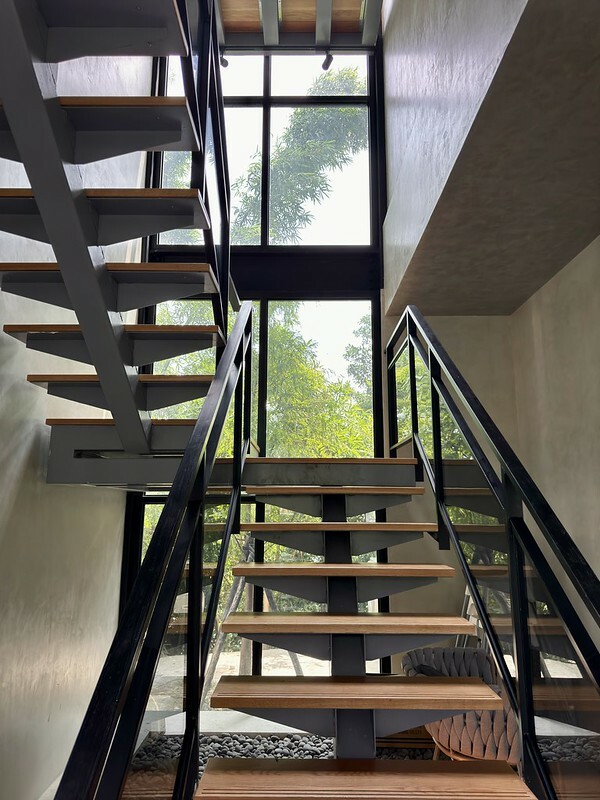 桃園市楊梅區桃園｜楊梅美食｜萃99’Caffee 楊梅火車鐵道旁的網美咖啡館；除了是咖啡館，原來也是個售屋中心呀！！（楊梅