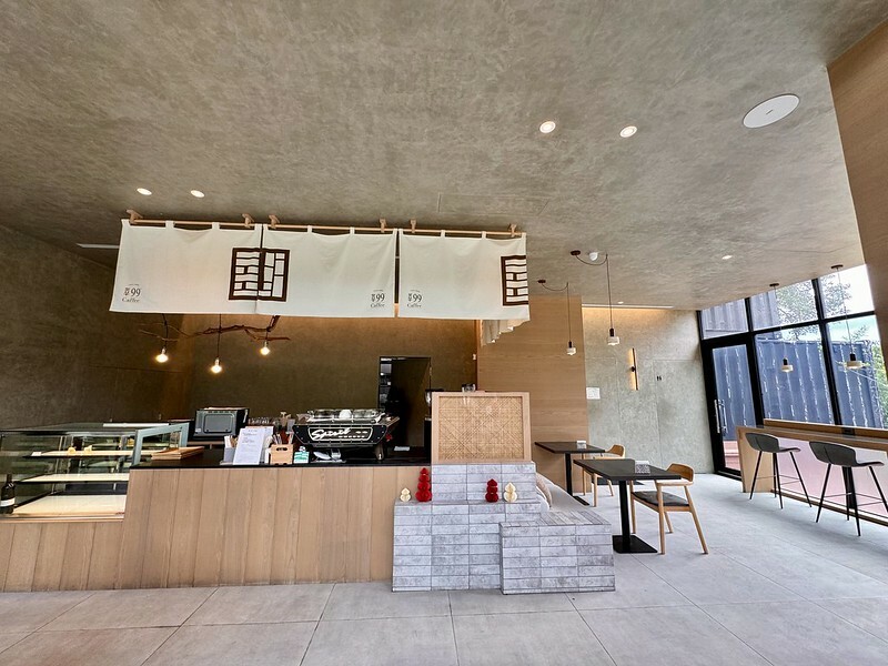 桃園市楊梅區桃園｜楊梅美食｜萃99’Caffee 楊梅火車鐵道旁的網美咖啡館；除了是咖啡館，原來也是個售屋中心呀！！（楊梅