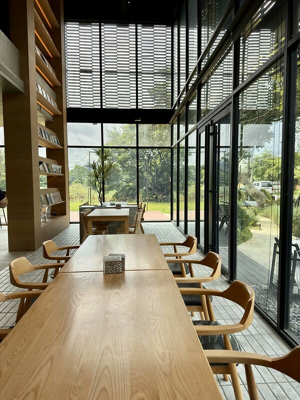 桃園市楊梅區桃園｜楊梅美食｜萃99’Caffee 楊梅火車鐵道旁的網美咖啡館；除了是咖啡館，原來也是個售屋中心呀！！（楊梅