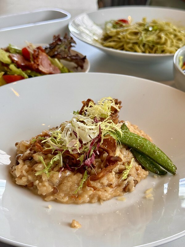 桃園市楊梅區桃園｜楊梅美食｜萃99’Caffee 楊梅火車鐵道旁的網美咖啡館；除了是咖啡館，原來也是個售屋中心呀！！（楊梅