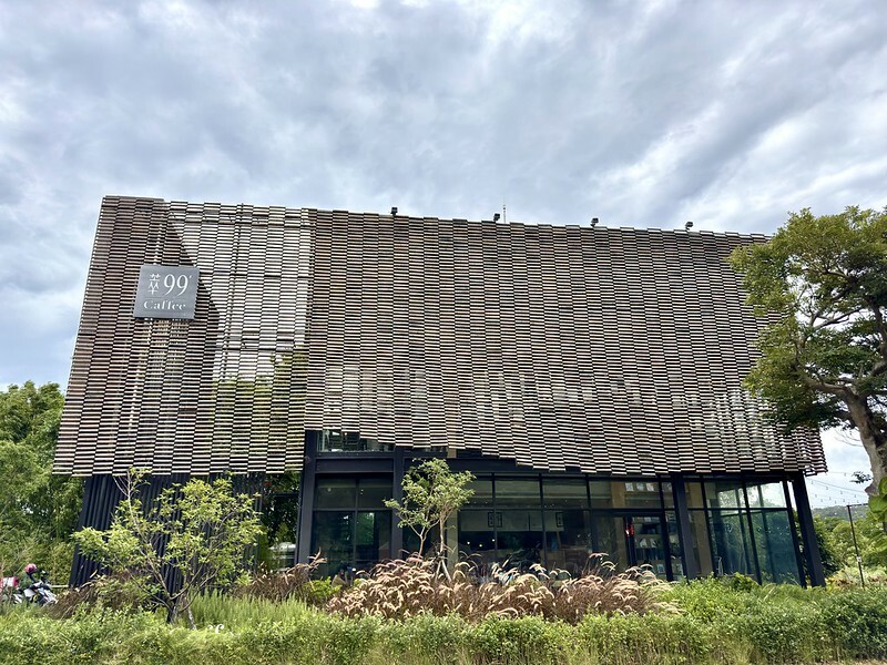 桃園市楊梅區桃園｜楊梅美食｜萃99’Caffee 楊梅火車鐵道旁的網美咖啡館；除了是咖啡館，原來也是個售屋中心呀！！（楊梅