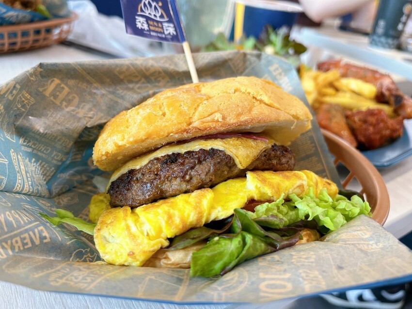 桃園市龍潭區愛吃肉的朋友看這裡,龍潭高人氣早午餐|森莯Brunch,限量港式手工波蘿堡配上手拍牛肉漢堡,每一口都讓人覺