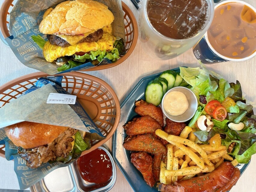 桃園市龍潭區愛吃肉的朋友看這裡,龍潭高人氣早午餐|森莯Brunch,限量港式手工波蘿堡配上手拍牛肉漢堡,每一口都讓人覺