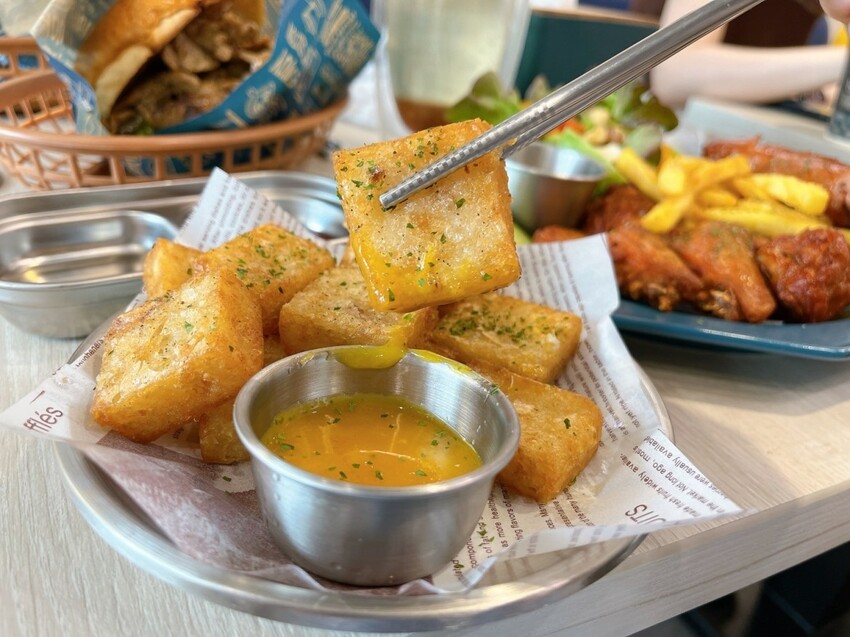 桃園市龍潭區愛吃肉的朋友看這裡,龍潭高人氣早午餐|森莯Brunch,限量港式手工波蘿堡配上手拍牛肉漢堡,每一口都讓人覺