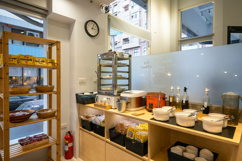 台中人氣火鍋饗點鍋！蔬食自助吧吃到飽，巨龍海陸拼盤超狂，CP值爆表。