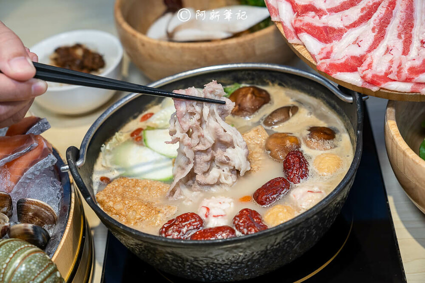 台中人氣火鍋饗點鍋！蔬食自助吧吃到飽，巨龍海陸拼盤超狂，CP值爆表。