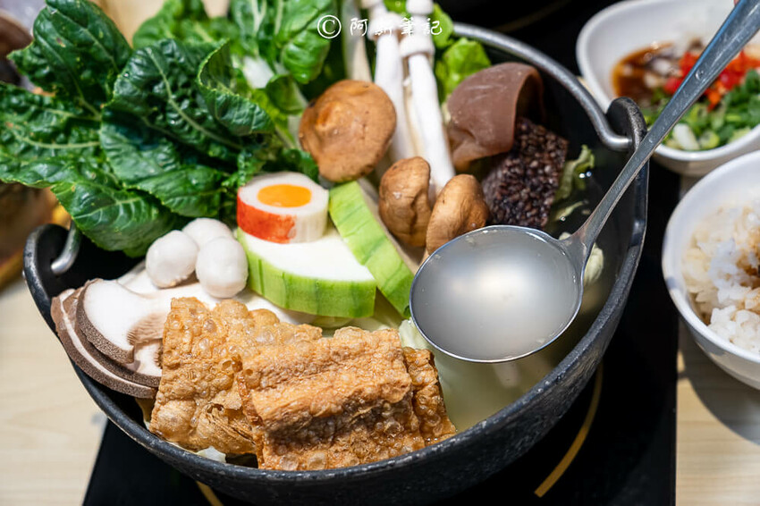 台中人氣火鍋饗點鍋！蔬食自助吧吃到飽，巨龍海陸拼盤超狂，CP值爆表。