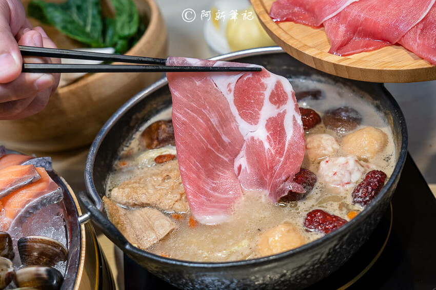台中人氣火鍋饗點鍋！蔬食自助吧吃到飽，巨龍海陸拼盤超狂，CP值爆表。