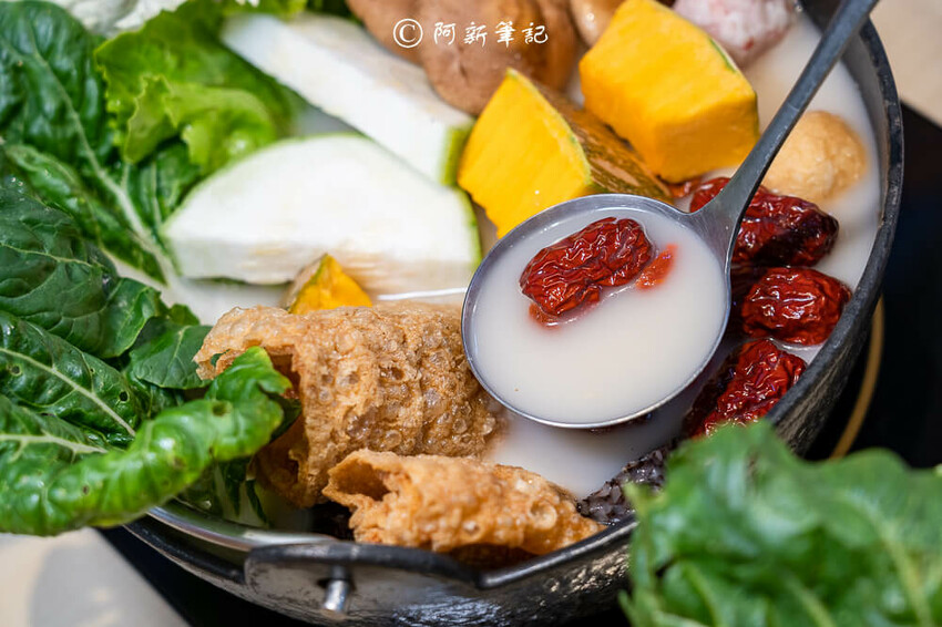 台中人氣火鍋饗點鍋！蔬食自助吧吃到飽，巨龍海陸拼盤超狂，CP值爆表。