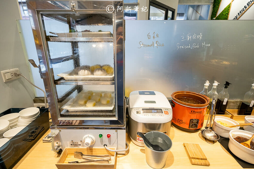 台中人氣火鍋饗點鍋！蔬食自助吧吃到飽，巨龍海陸拼盤超狂，CP值爆表。