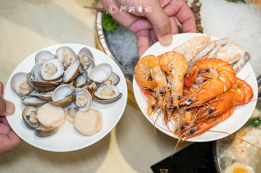 台中人氣火鍋饗點鍋！蔬食自助吧吃到飽，巨龍海陸拼盤超狂，CP值爆表。