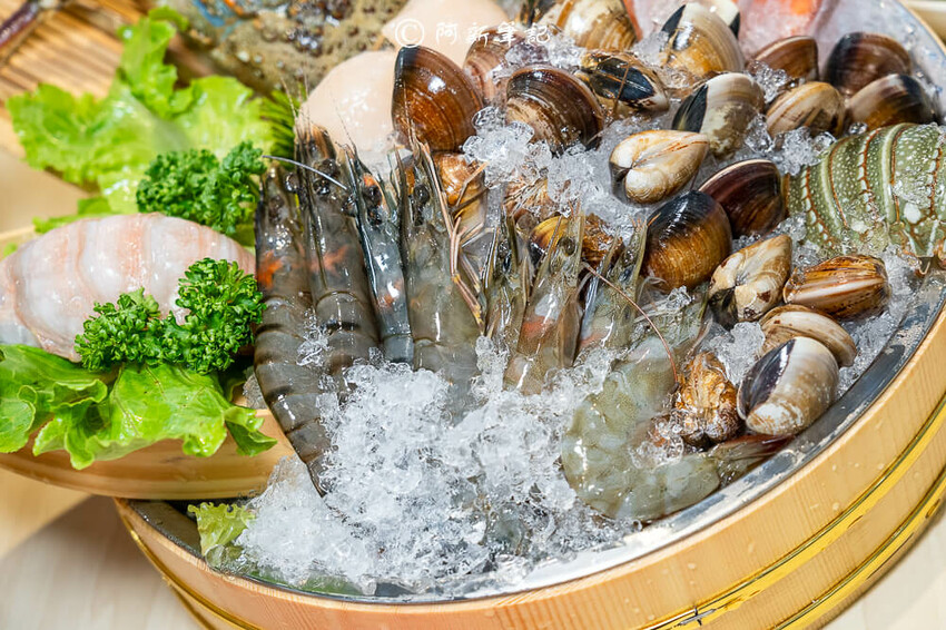 台中人氣火鍋饗點鍋！蔬食自助吧吃到飽，巨龍海陸拼盤超狂，CP值爆表。