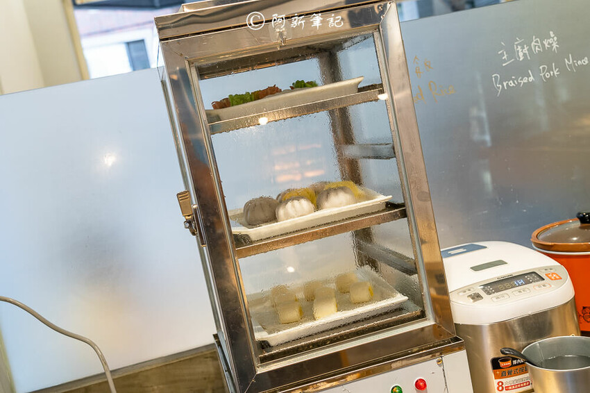 台中人氣火鍋饗點鍋！蔬食自助吧吃到飽，巨龍海陸拼盤超狂，CP值爆表。