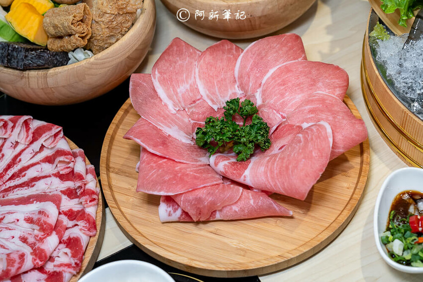 台中人氣火鍋饗點鍋！蔬食自助吧吃到飽，巨龍海陸拼盤超狂，CP值爆表。